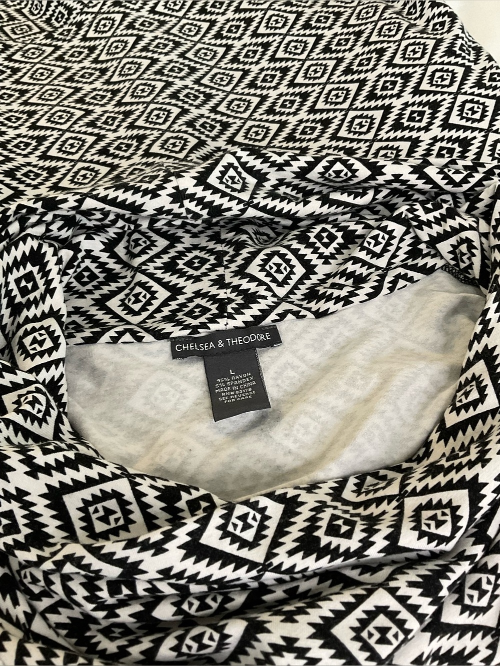 Chelsea & Theodore Women’s L Black & White Geometric Cowl Neck Tunic - Picture 3 of 5